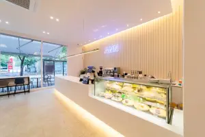 크림톤 우드 슬랫이 감싸는 모던 디저트 카페